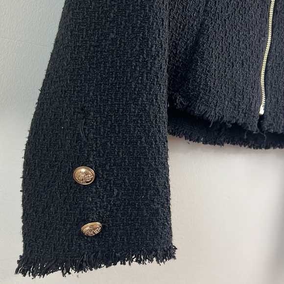 A sophisticated tailor professional single breasted crop jacket with gold zipper - Picture 5 of 6